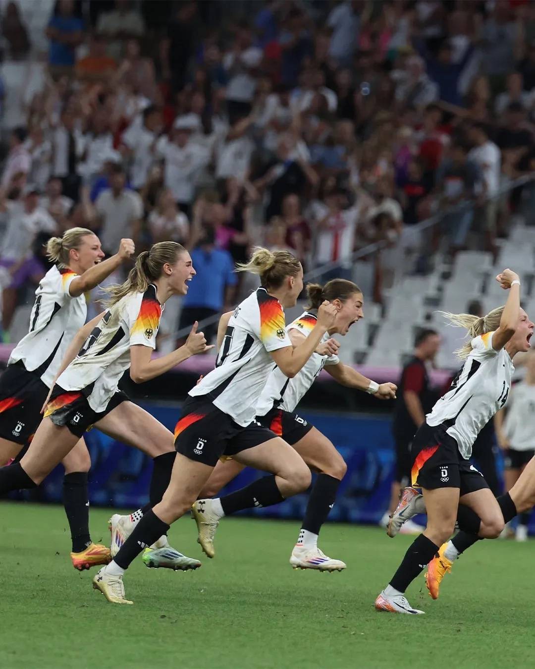 包含国际赛场纷纷掀起高潮:西班牙队斩获胜利的词条 包含国际赛场纷纷掀起高潮:西班牙队斩获胜利的词条