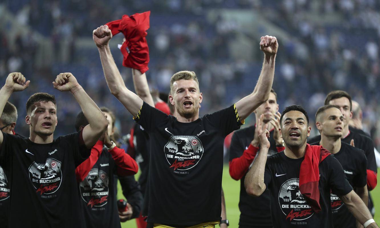 首发中场包揽进球，帮助球队夺取胜利的简单介绍