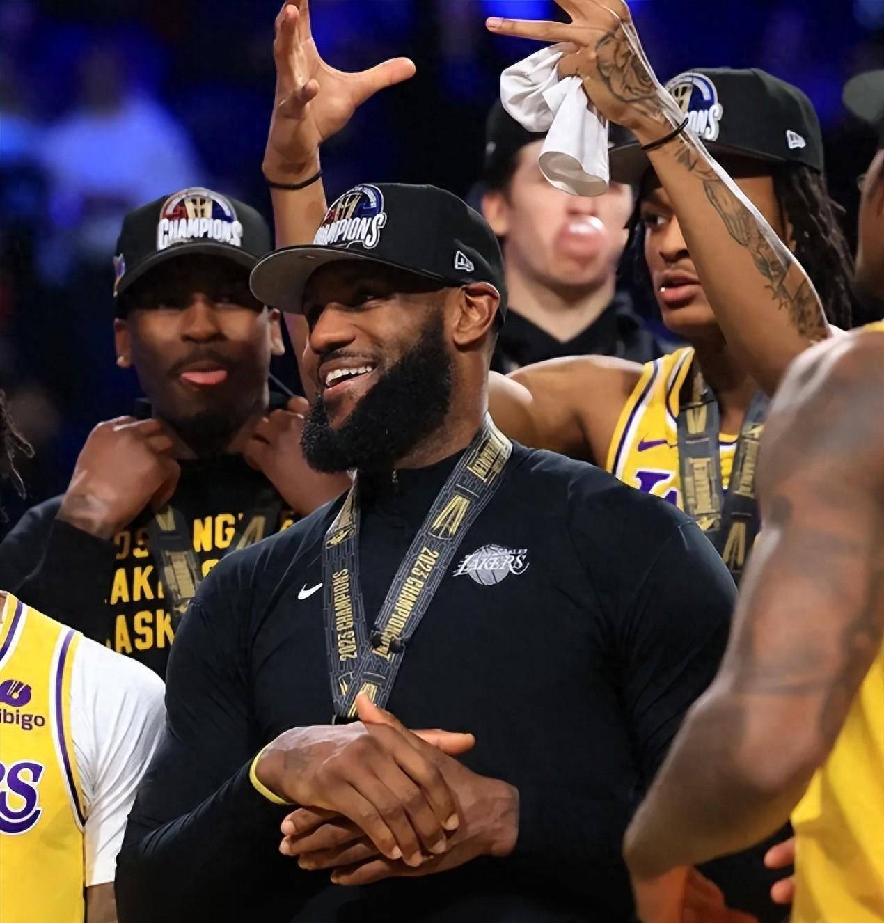 开云体育登录-詹姆斯投身篮球训练营，与新秀切磋球艺的简单介绍