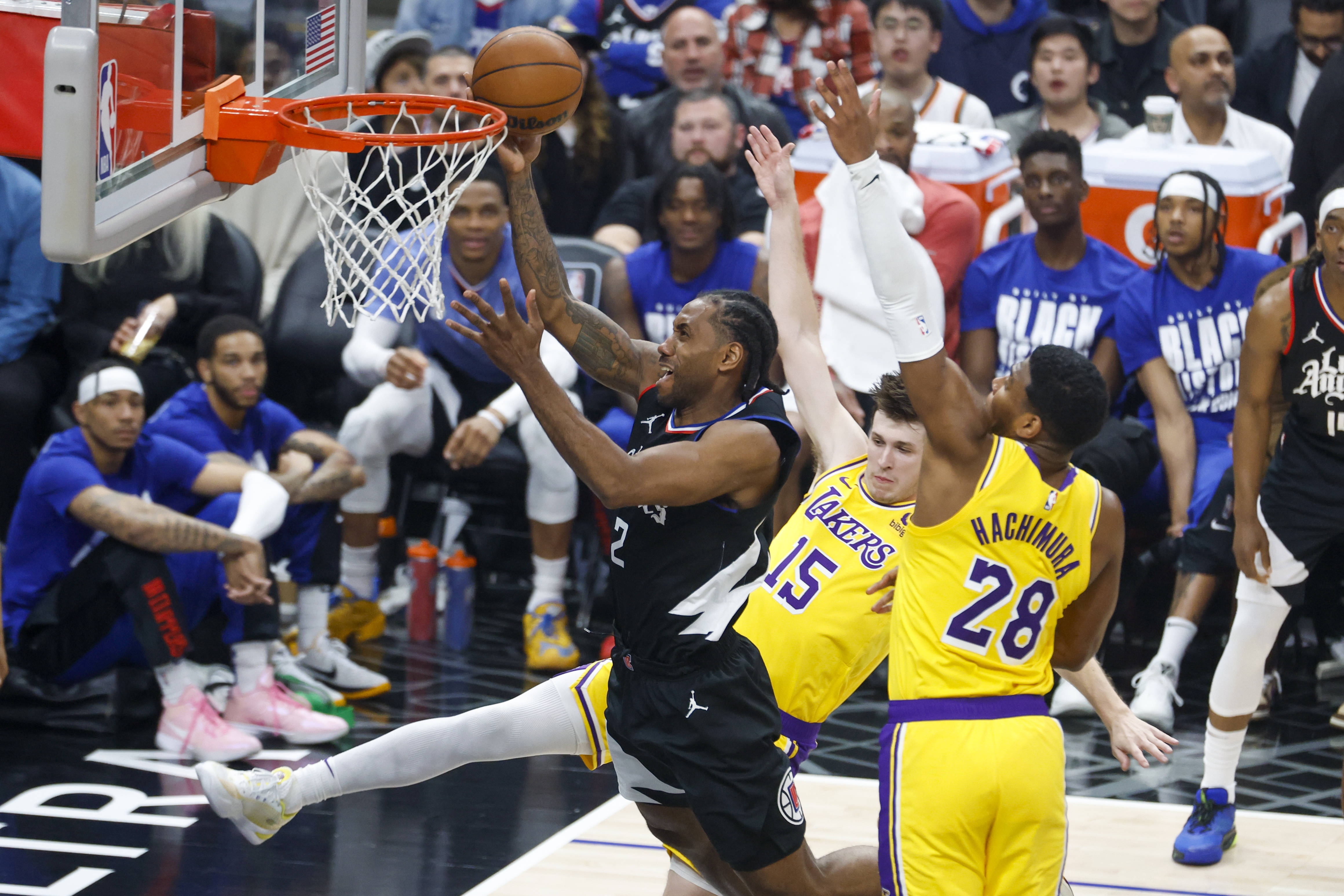 职业篮球赛场上的精华瞬间呈现 职业篮球赛场上的精华瞬间呈现