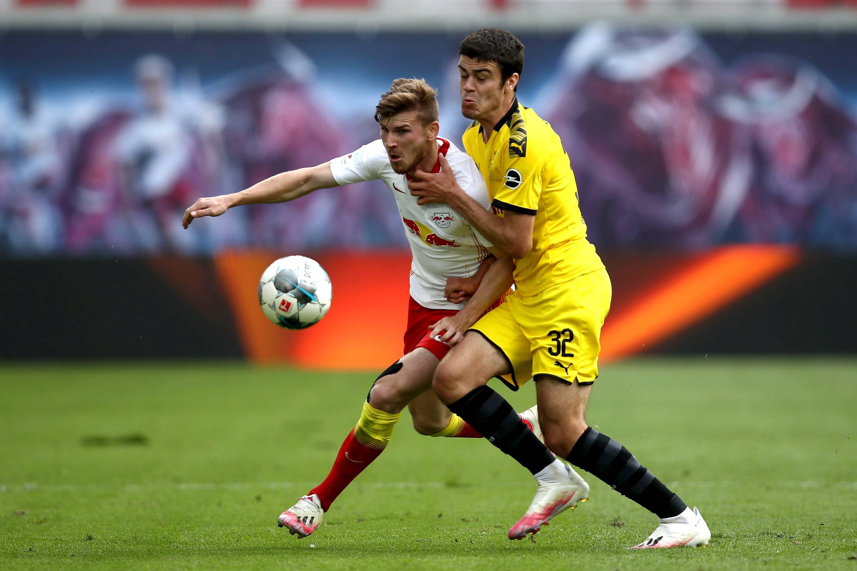 足球赛场上豪华对抗,球员展现实力 足球赛场上豪华对抗,球员展现实力