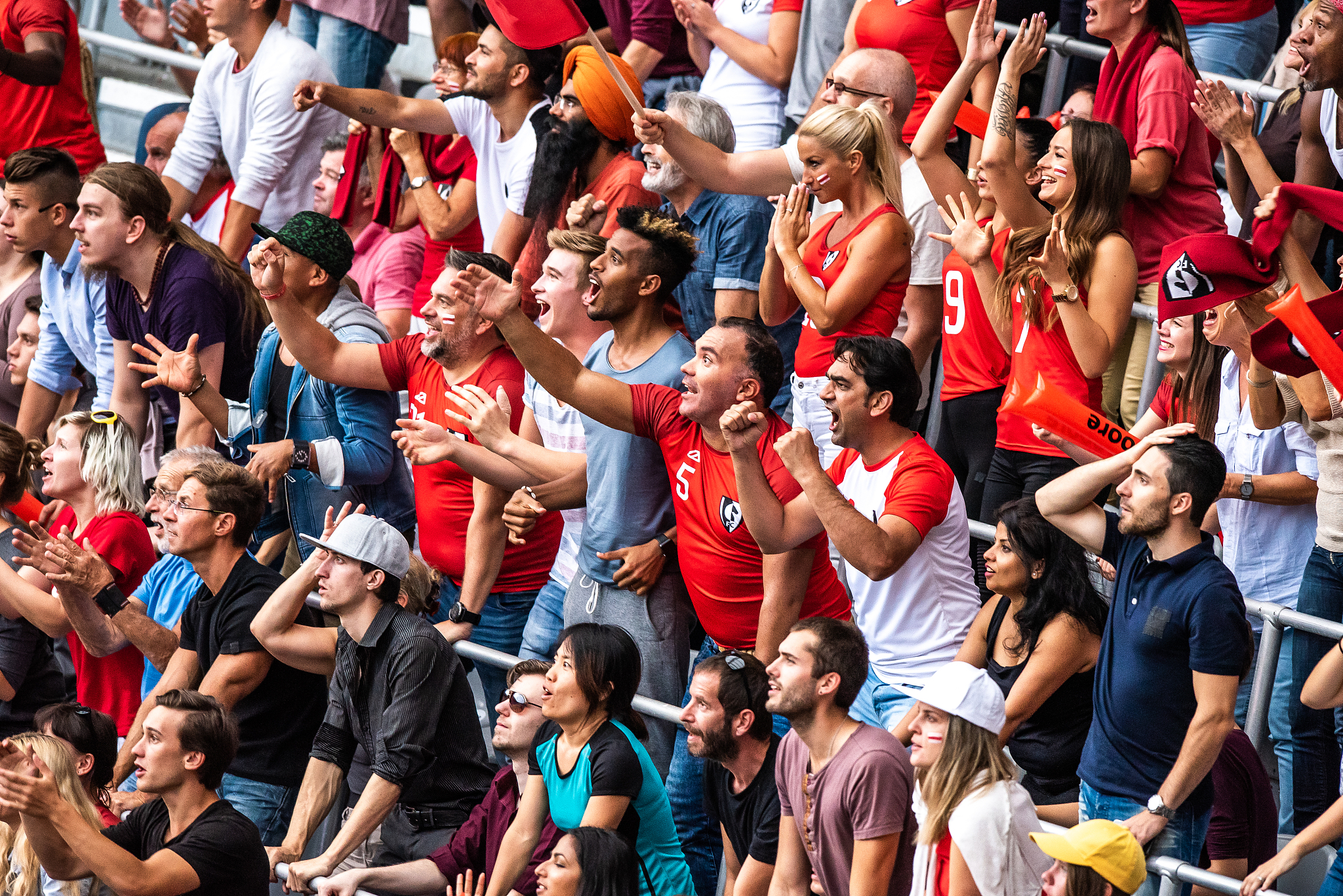 足球赛场上豪华对抗,球员展现实力 足球赛场上豪华对抗,球员展现实力