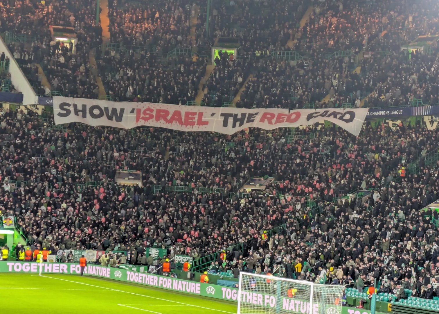 拜仁慕尼黑主场遭遇惨败,球迷失望 拜仁慕尼黑主场遭遇惨败,球迷失望