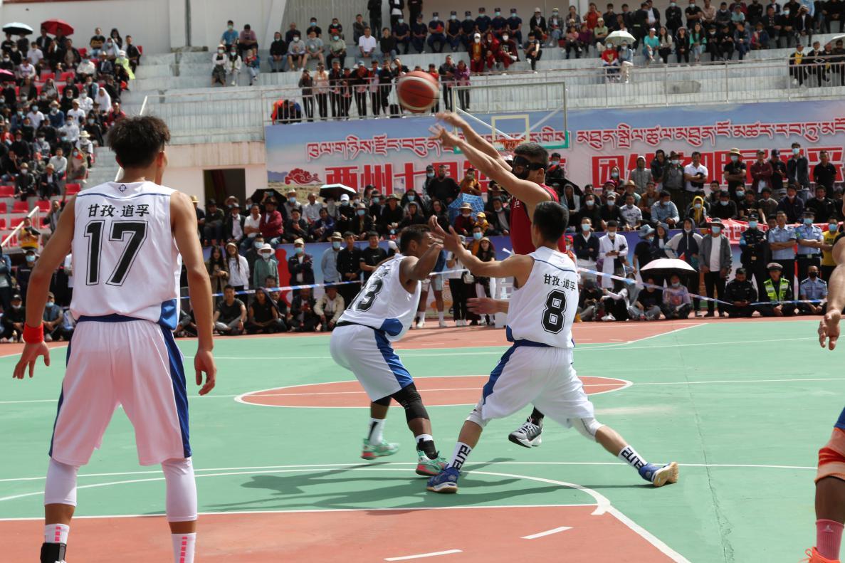 开云下载-包含美洲明星联赛半决赛激情四射，强队斗志昂扬的词条