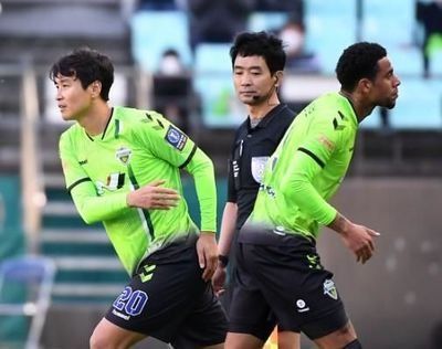 开云体育在线-全北现代队后卫连续比赛出现失误，球迷不满