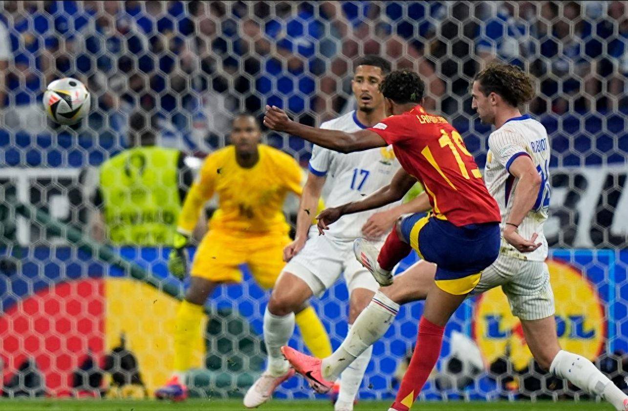 开云体育app-欧国联比赛产生新冠军，球员表现抢眼