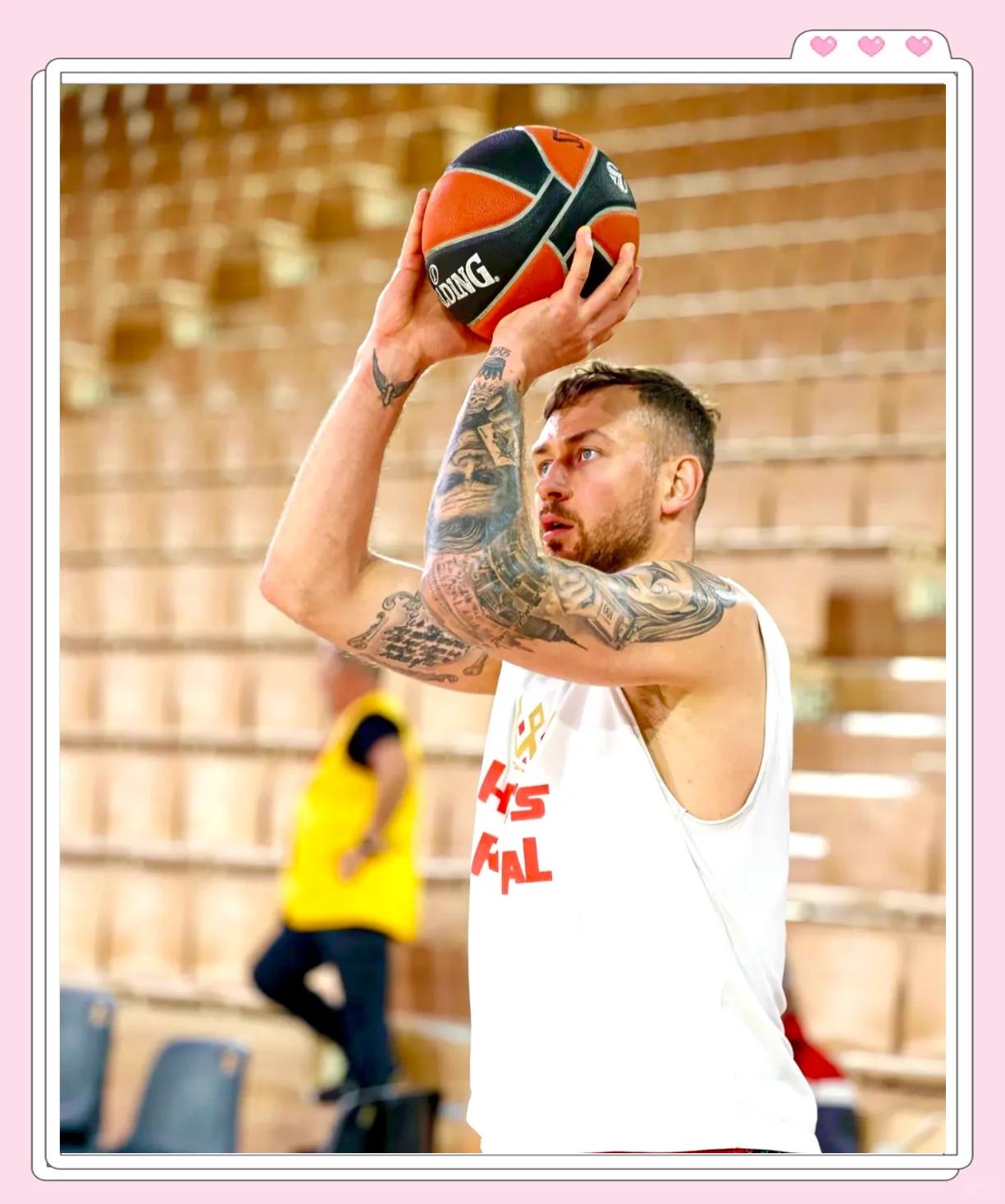 欧冠联赛外援球员在场上燃情比拼 欧冠联赛外援球员在场上燃情比拼