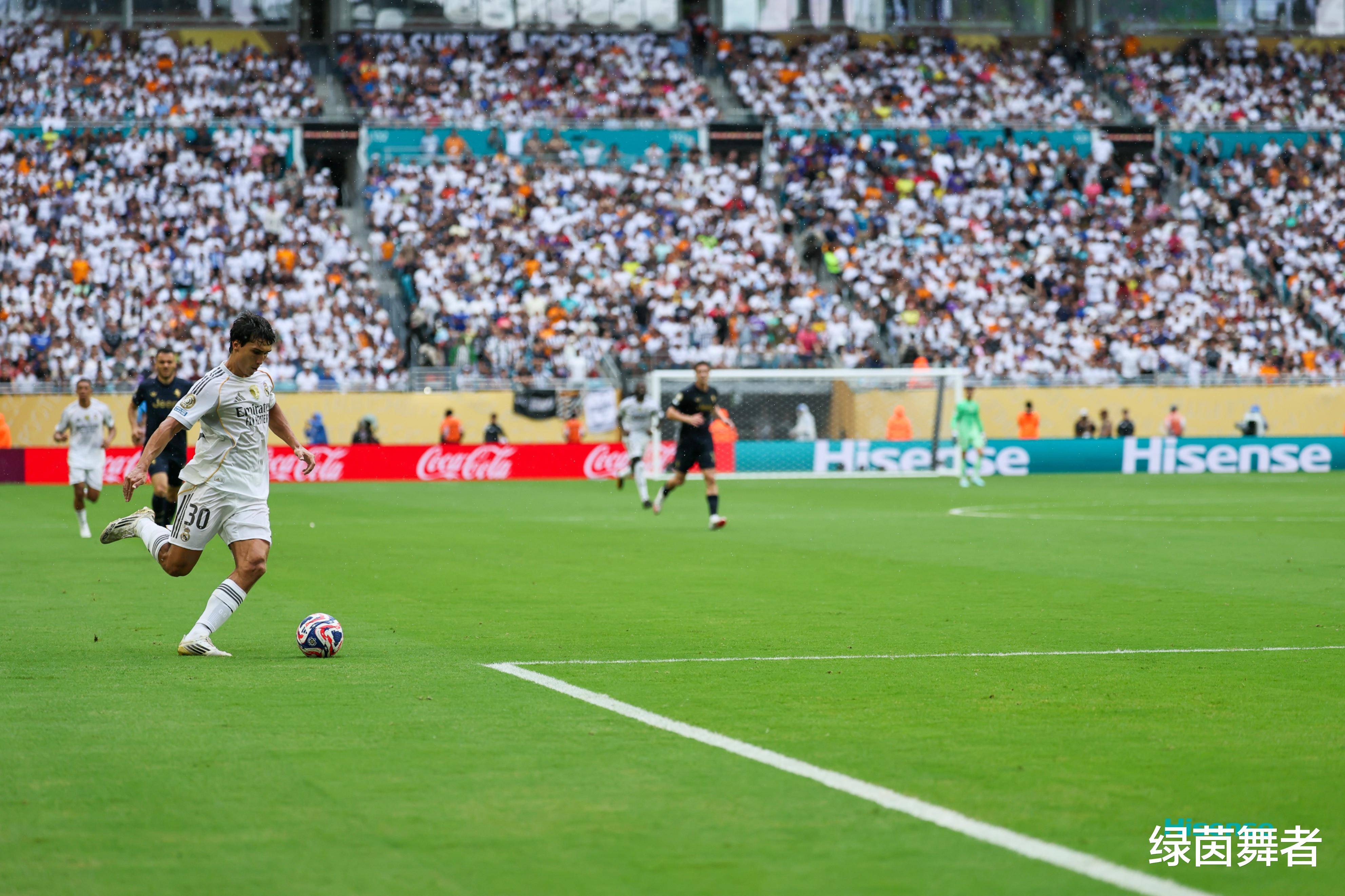 开云体育在线-皇马门将连续扑救，保住球队领先优势