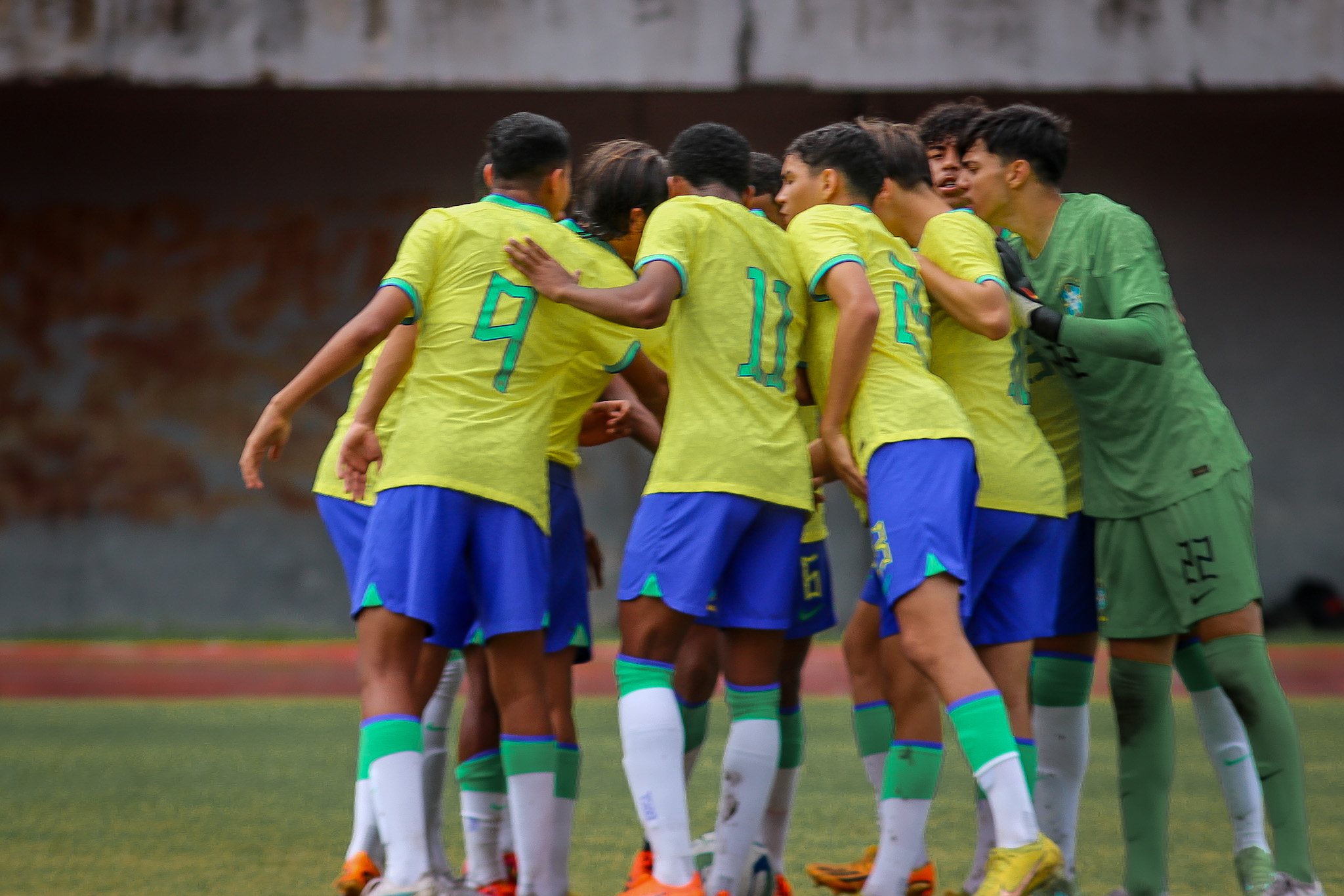 巴西男足队员表现稳健,轻松晋级 巴西男足队员表现稳健,轻松晋级