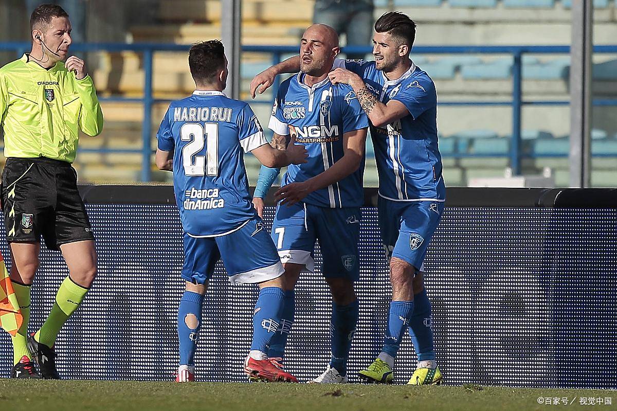 巴西男足队员表现稳健,轻松晋级 巴西男足队员表现稳健,轻松晋级