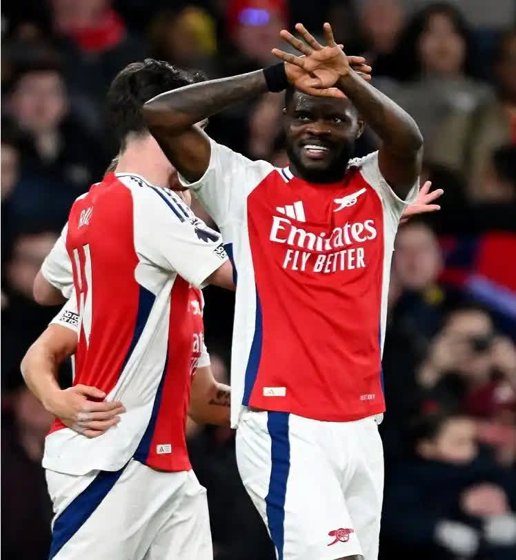 开云体育-包含曼城全队争先恐后，力克阿森纳，取得胜利的词条