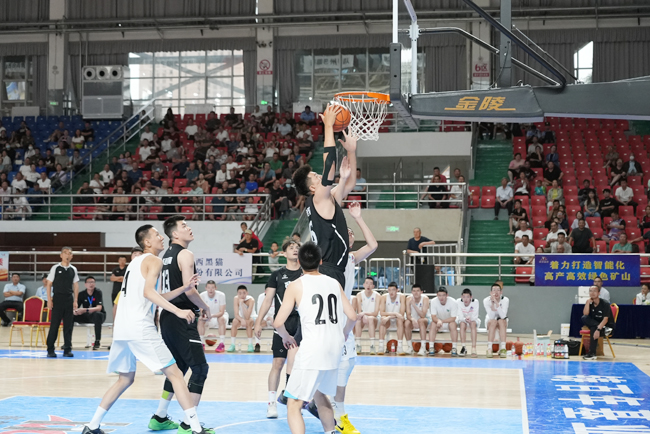 开云官网-一场激烈的篮球比拼，一队成功卫冕冠军头衔