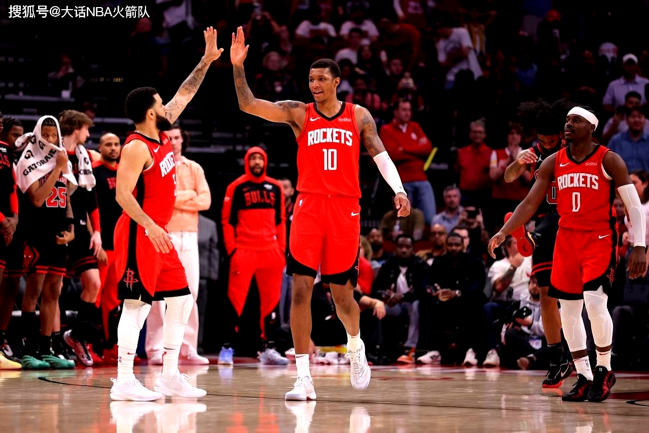 开云体育app-爵士主帅比赛中示威，振奋球队士气