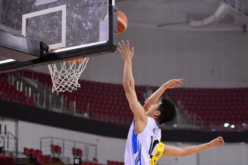 保龄球选手在比赛中斩获连胜夺冠 保龄球选手在比赛中斩获连胜夺冠