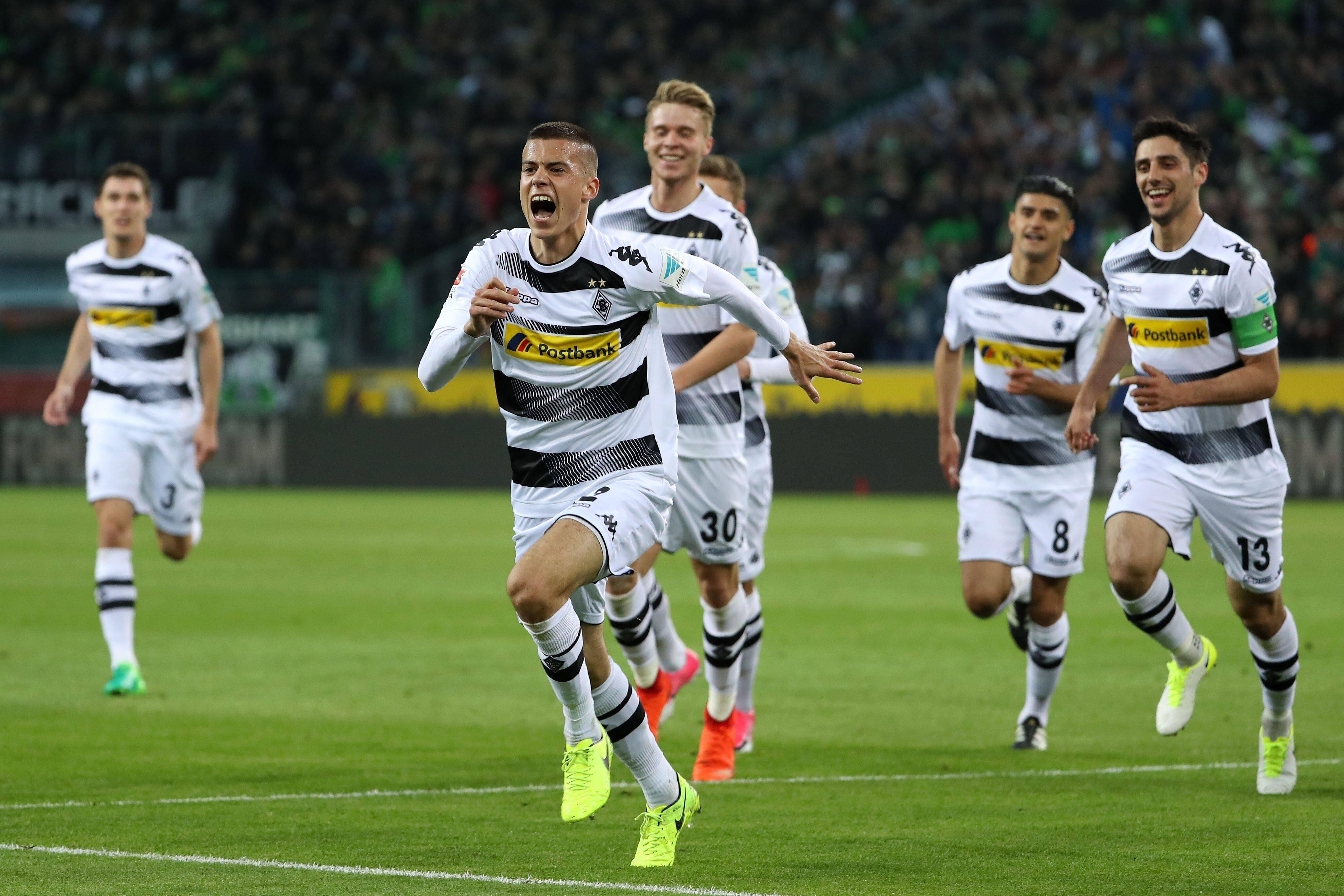 足球豪门展现实力,争夺胜利的激情 足球豪门展现实力,争夺胜利的激情