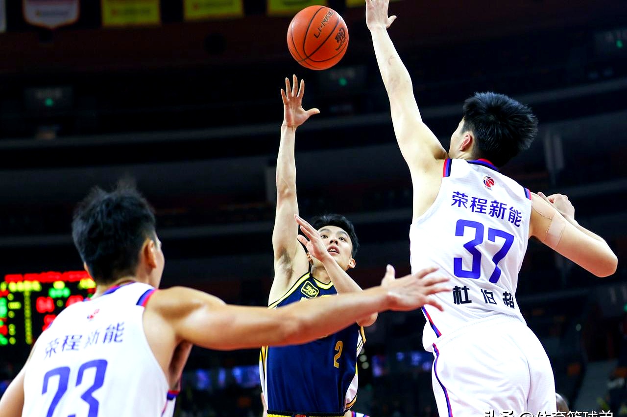 开云体育在线-包含广东男篮再度胜出，紧紧握住领先位置的词条