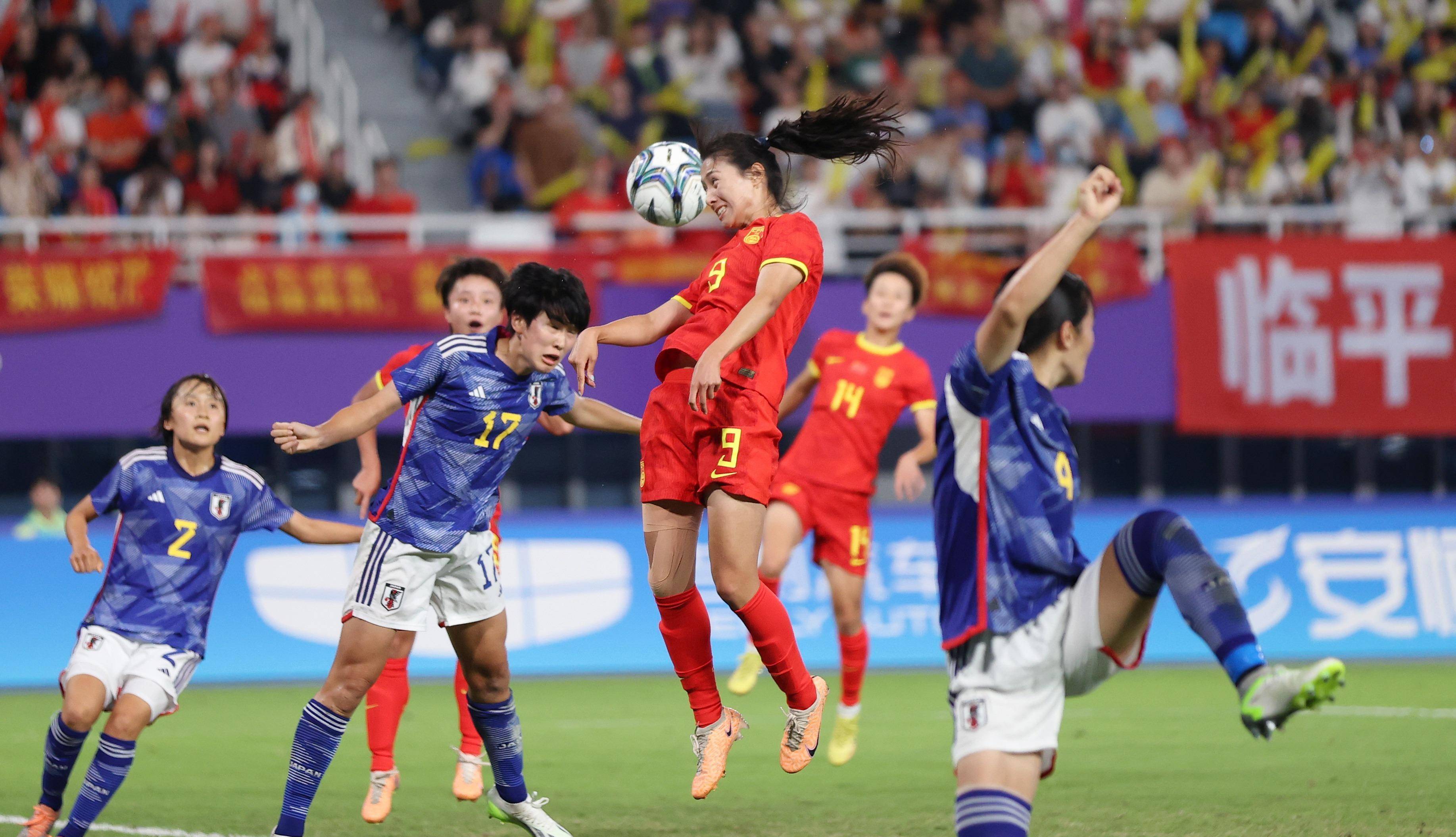 国内女足比赛紧张激烈,球员们全力以赴! 国内女足比赛紧张激烈,球员们全力以赴!