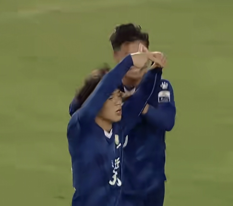 顽强的精神打动人心,比赛结束后全场球迷鼓掌致敬 顽强的精神打动人心,比赛结束后全场球迷鼓掌致敬