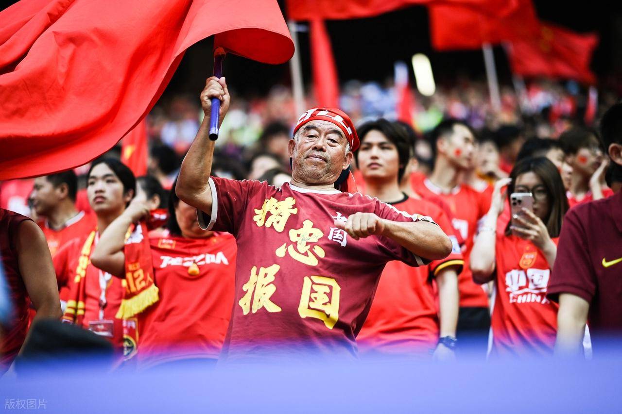 顽强的精神打动人心,比赛结束后全场球迷鼓掌致敬 顽强的精神打动人心,比赛结束后全场球迷鼓掌致敬