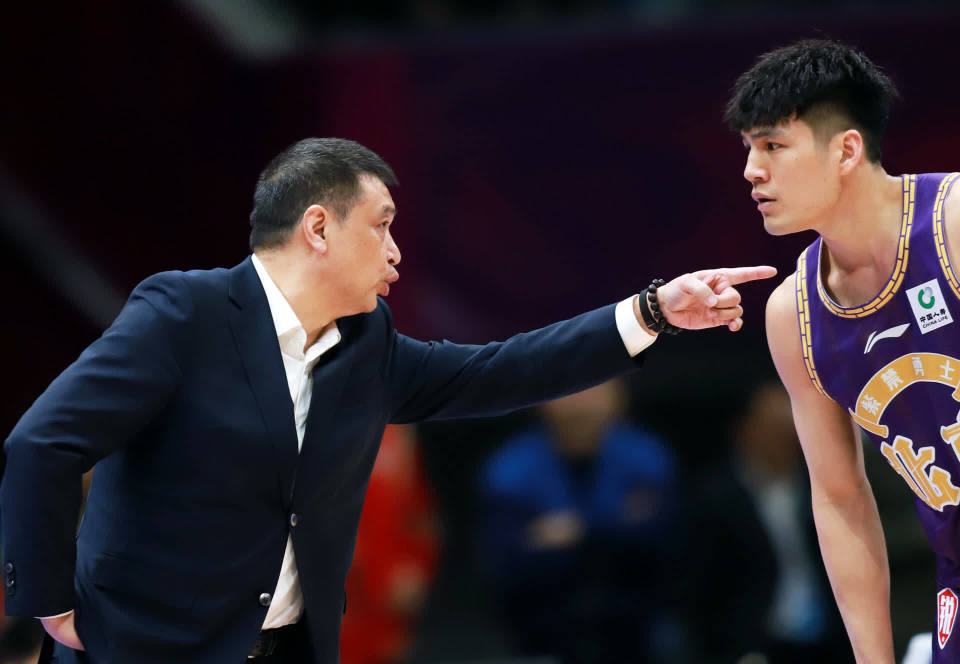 武汉男篮紧咬比分,锁定胜利 武汉男篮紧咬比分,锁定胜利