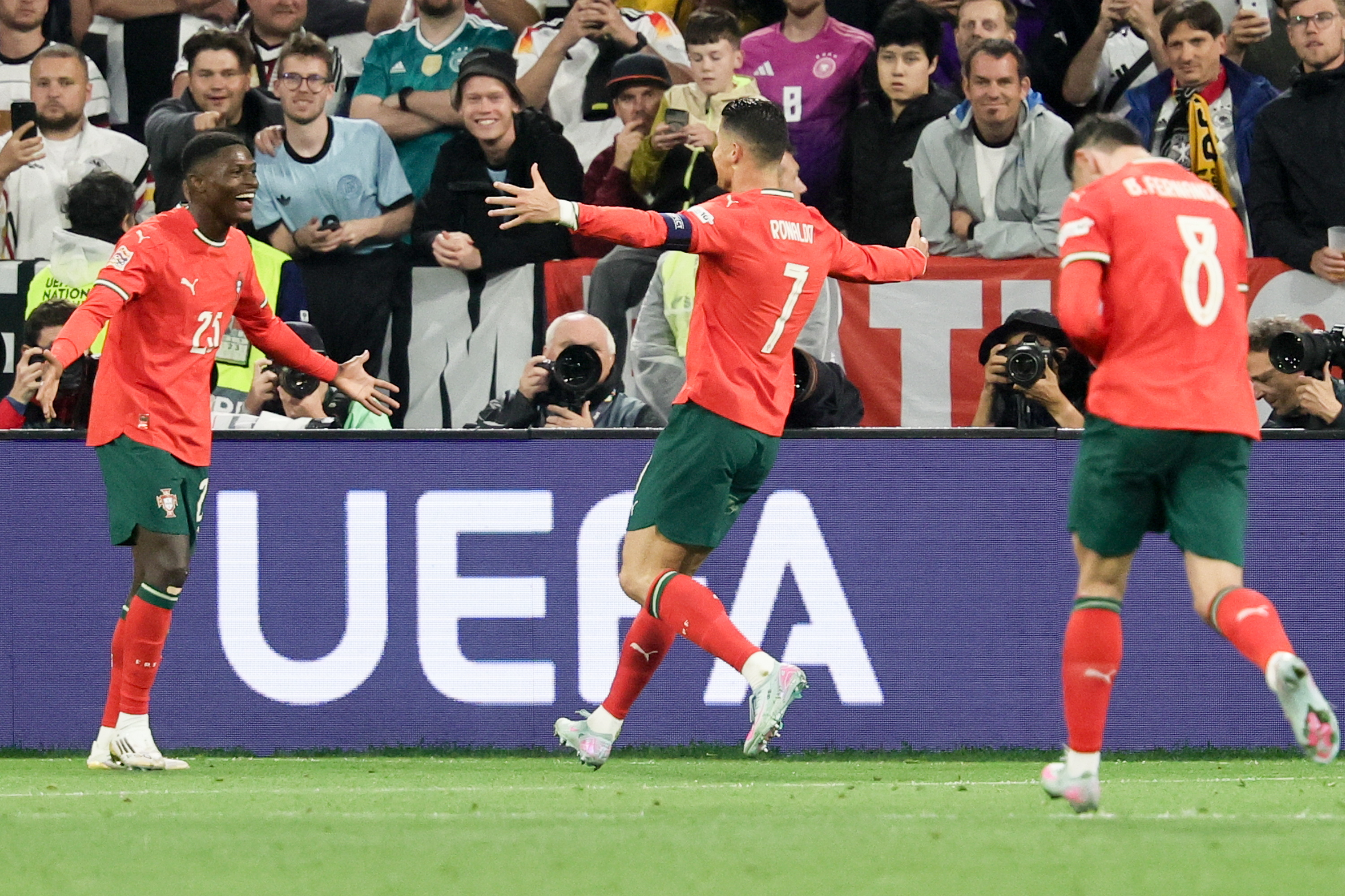 包含欧国联小组赛场面混乱,强队脱颖而出的词条 包含欧国联小组赛场面混乱,强队脱颖而出的词条