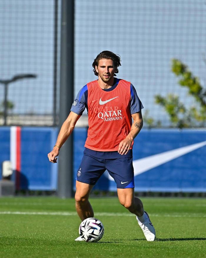 开云APP-巴黎圣日尔曼女足球队参加训练拉伸