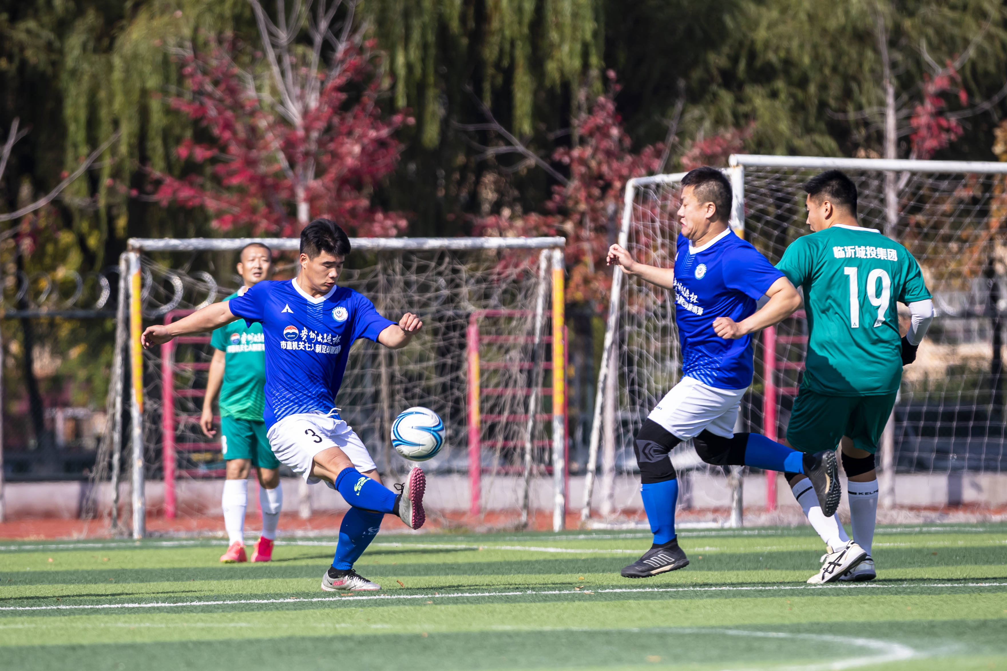 开云体育下载-足球锦标赛火热开赛，各队奋力拼搏展现风采！