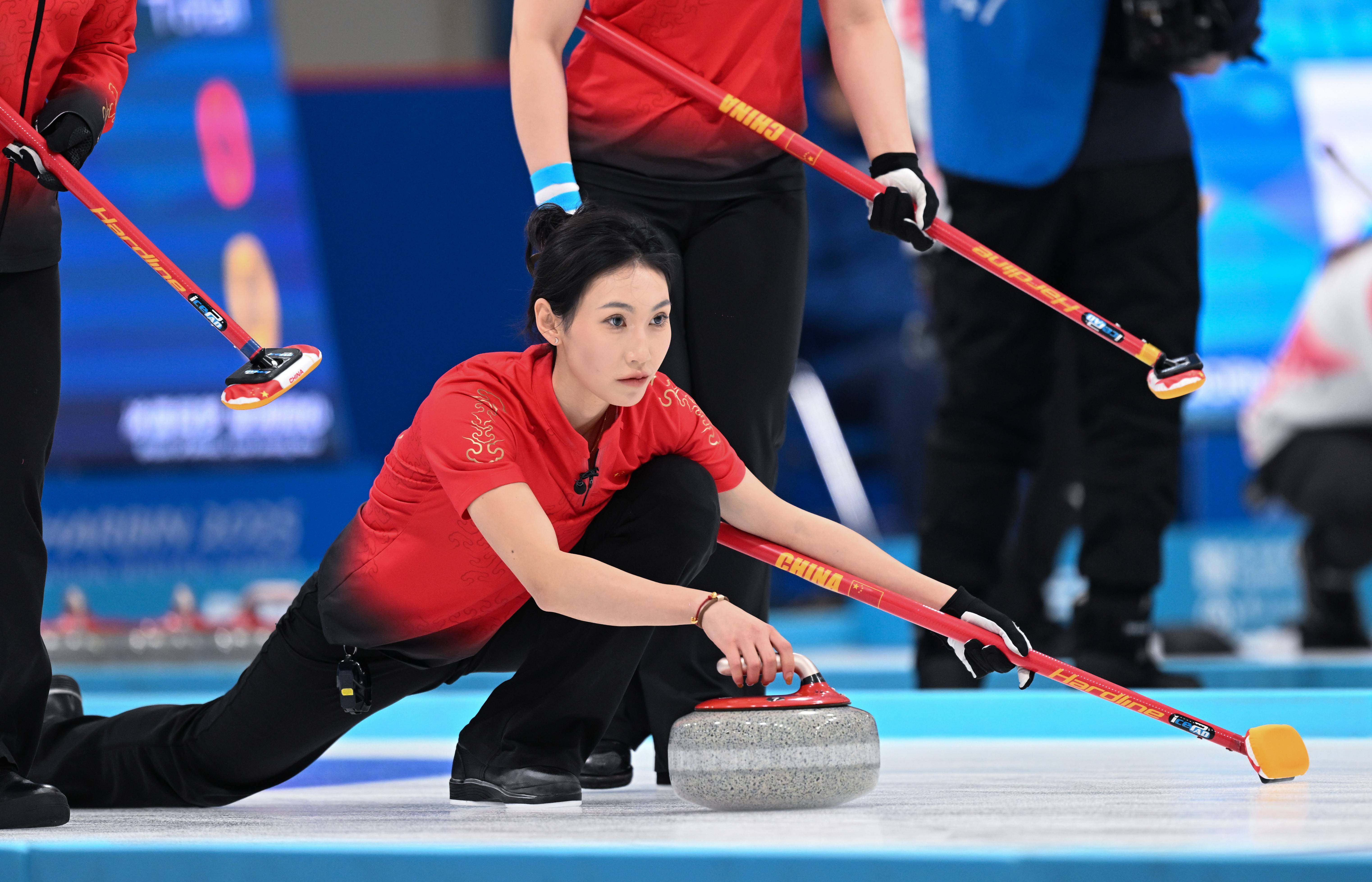 开云体育app-冰壶比赛队员配合默契喜获佳绩