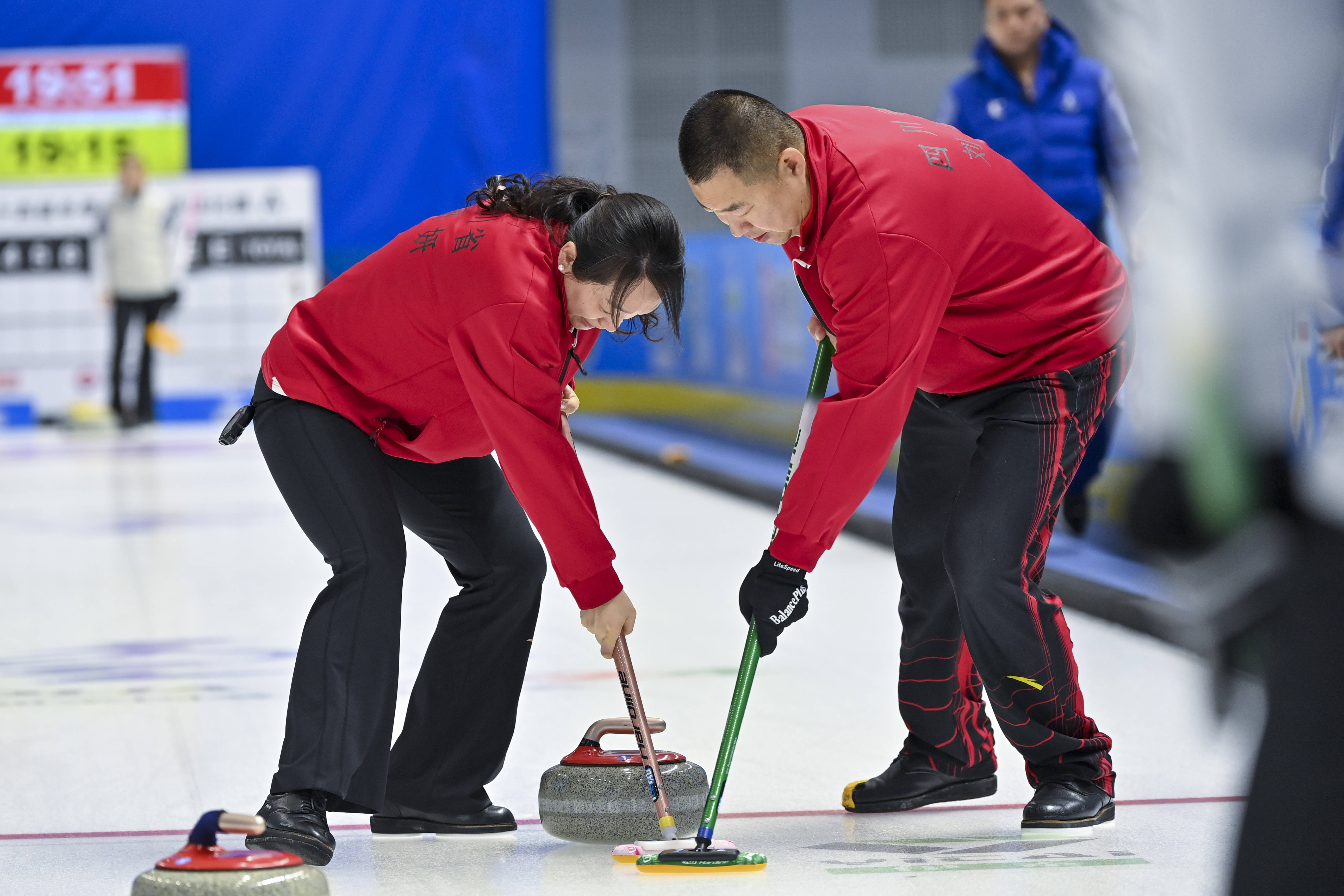 冰壶比赛队员配合默契喜获佳绩 冰壶比赛队员配合默契喜获佳绩