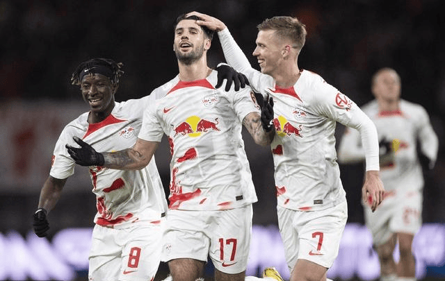 开云下载-斯图加特队员全力以赴，赢得比赛