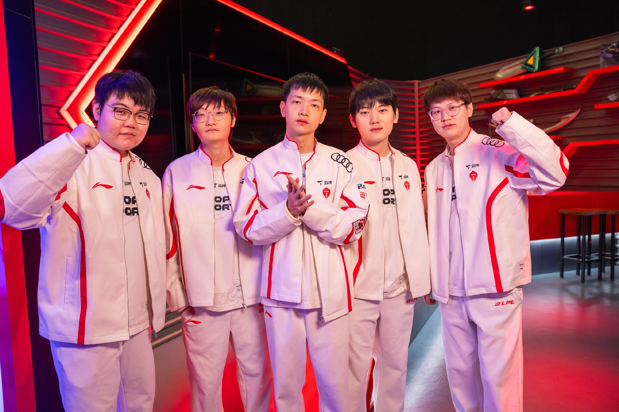 开云体育登录-FLY险胜WBG，Jankos完成史诗逆转鏖战多局淘汰赛，让粉丝疯狂欢呼