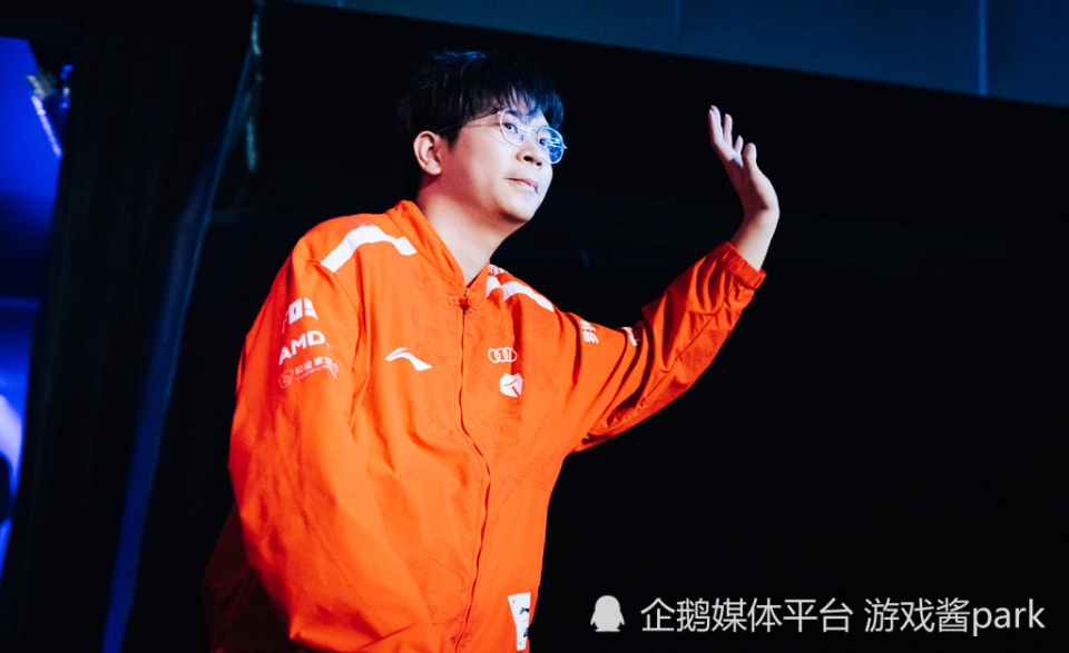 关于CLG翻盘FLY，JackeyLove线上压制力十足峡谷大战小组赛，锁定晋级资格的信息