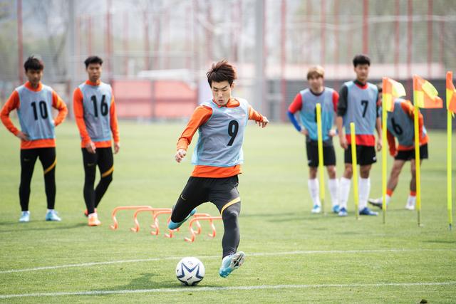 开云体育中国-关于足球豪门争霸，球队集结备战磨练实力的信息