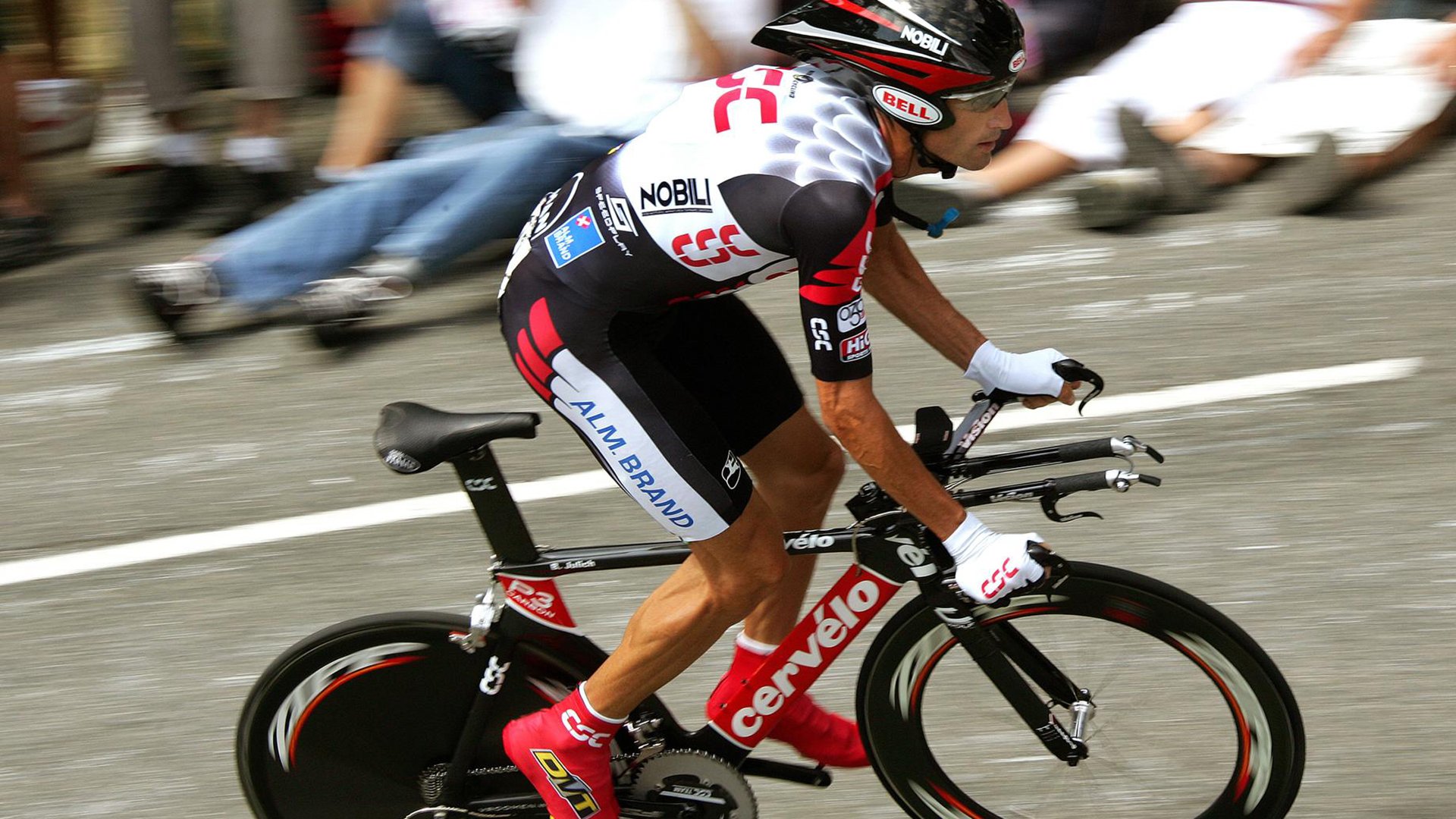 开云下载-穿越镜面，从伦敦鏖战到波士顿对决，阿尔卡拉斯如何用两种维度统治网坛